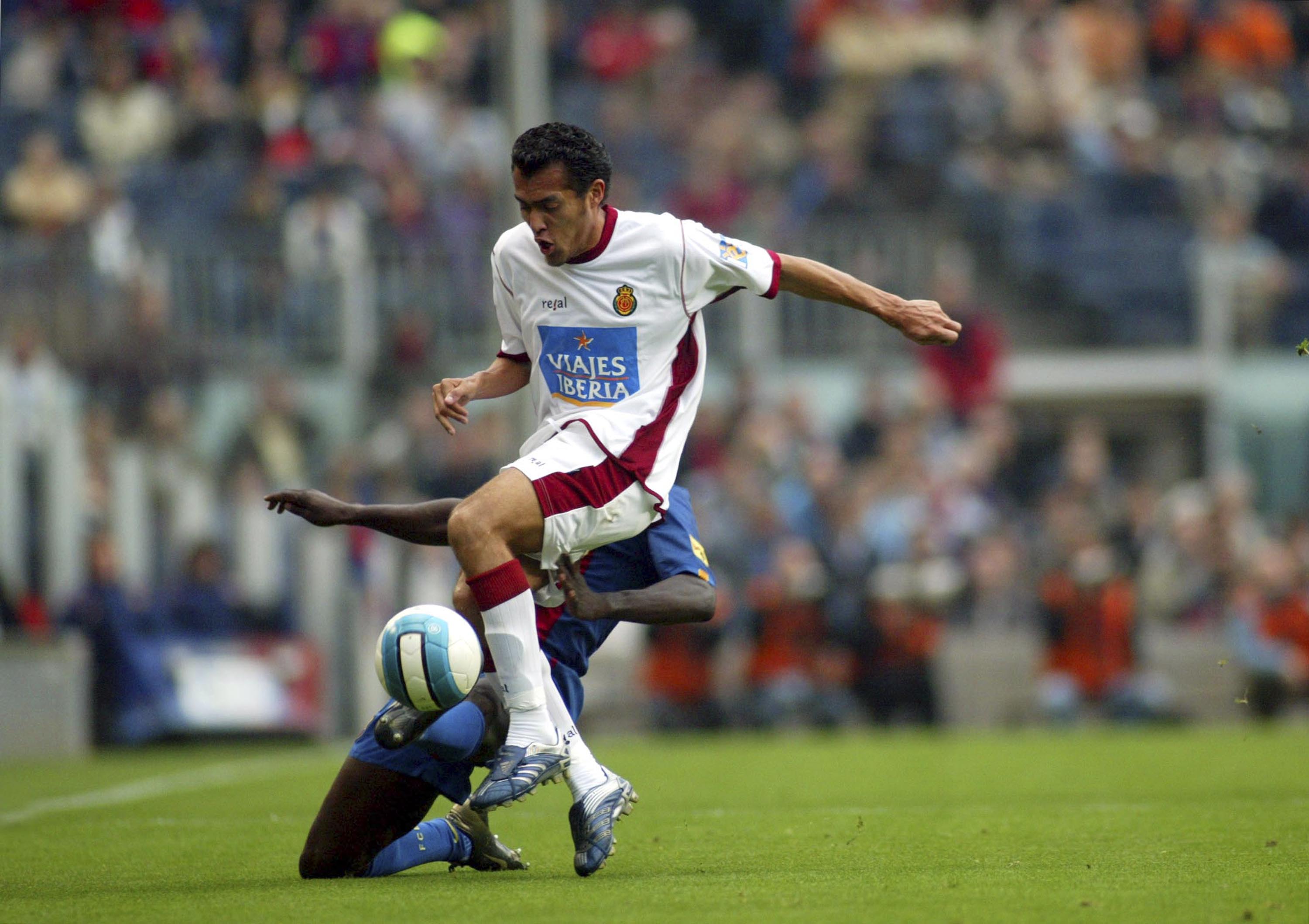 Juan Arango se lleva un balón dividido en un partido con el RCD Mallorca