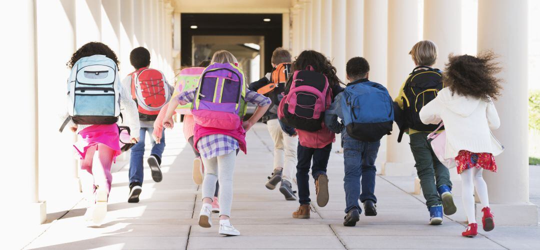 Niños y niñas llegando al colegio