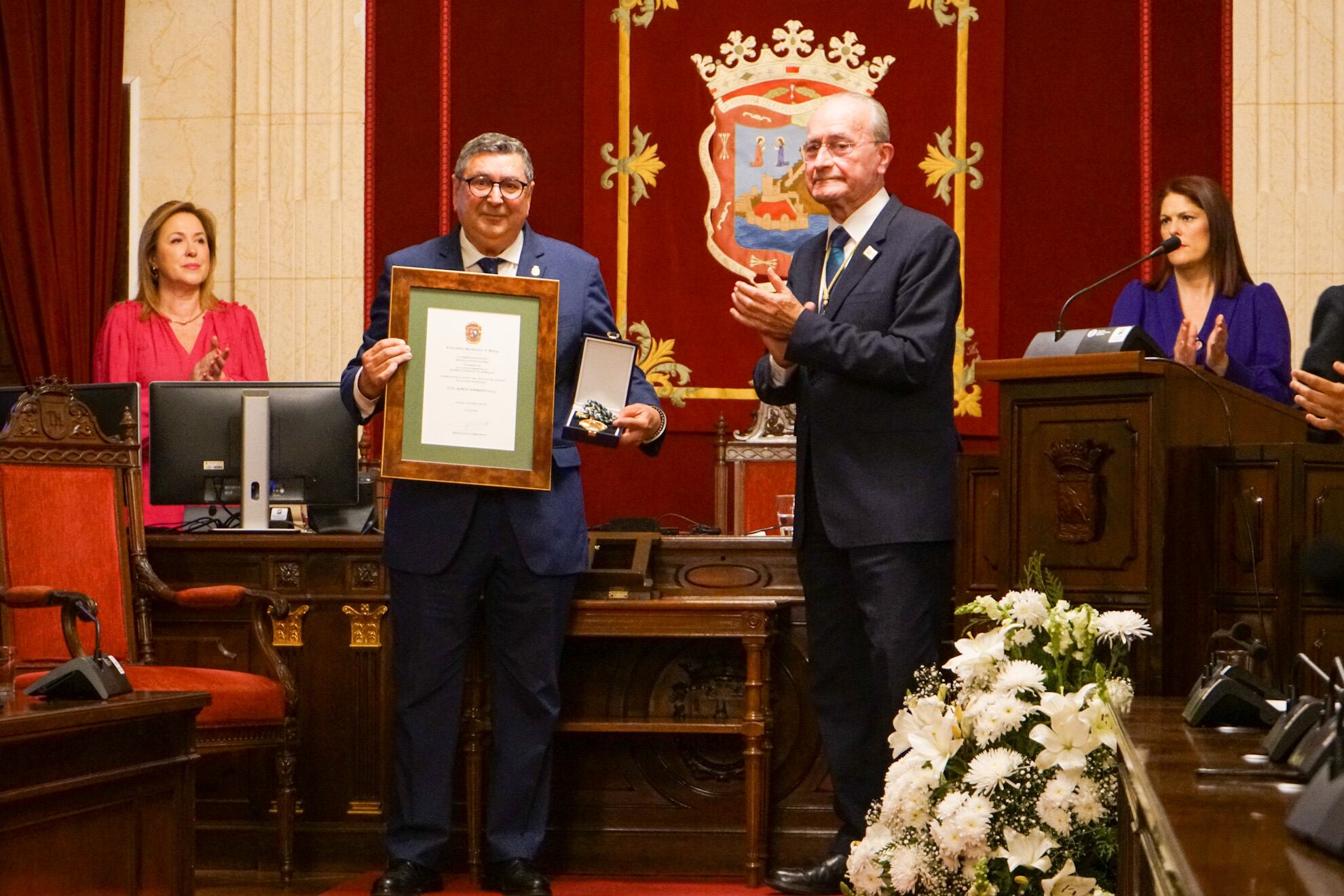 El momento de la entrega de la medalla y el título de hija adoptiva