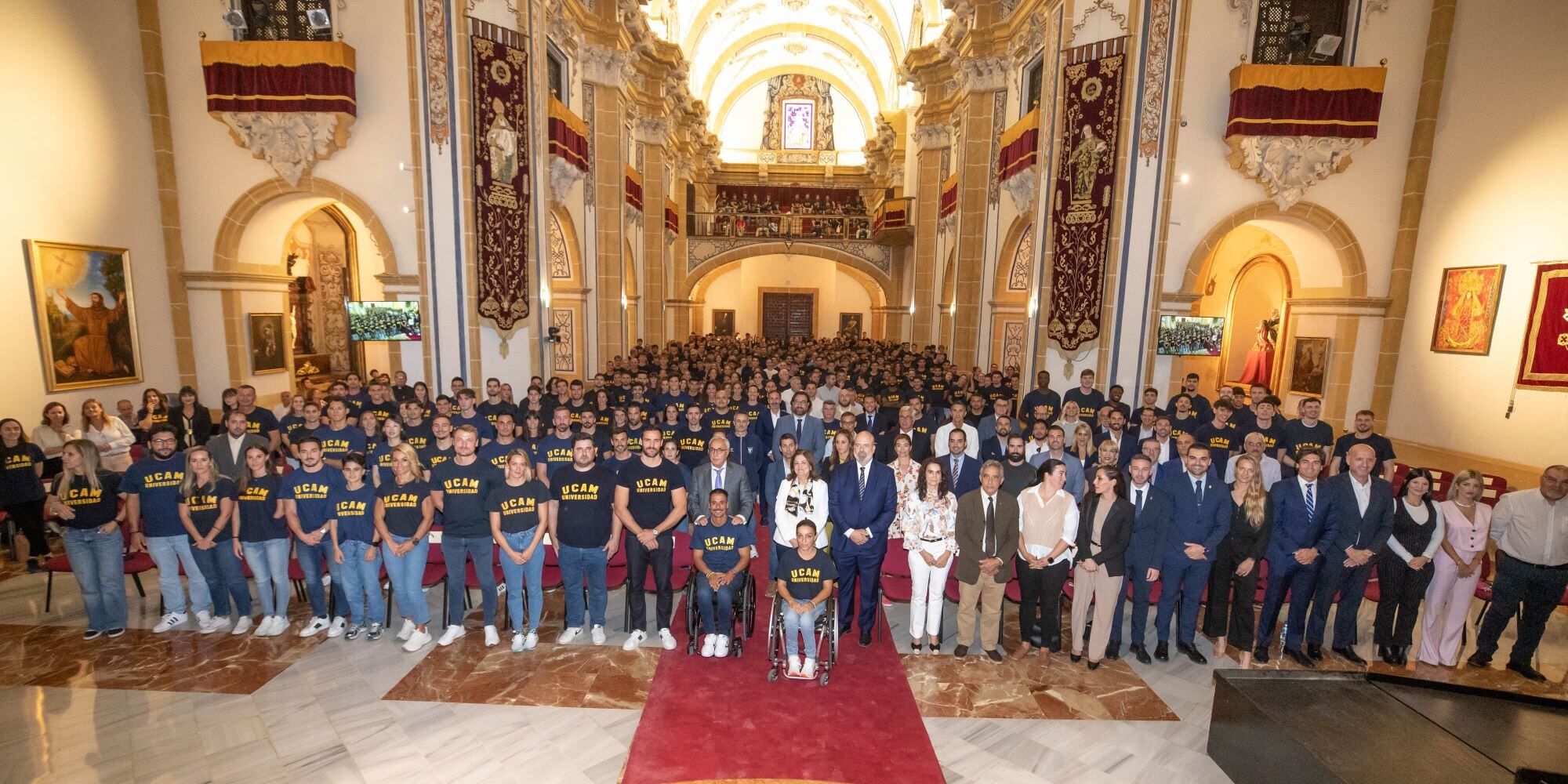 Fotografía de familia de los deportistas UCAM