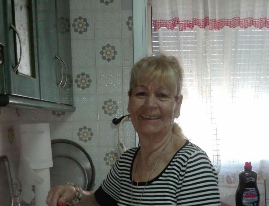 Paquita reinando en la cocina de su casa.