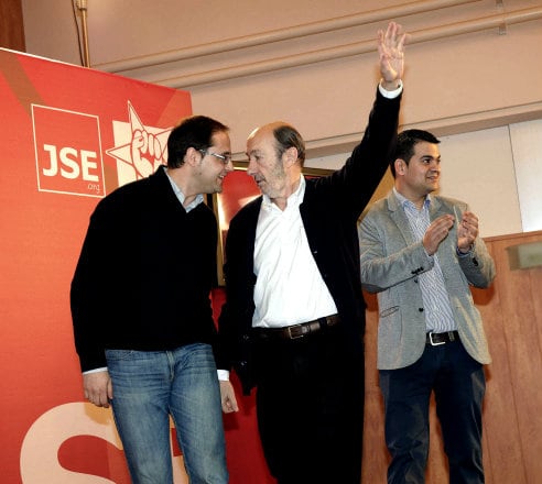 El secretario general del PSOE, Alfredo Pérez Rubalcaba, acompañado por el secretario general del PSOE de La Rioja, César Luena y el secretario general de JSE, Nino Torre durante la inauguración en la localidad riojana de Lardero del I Foro Joven Municipa