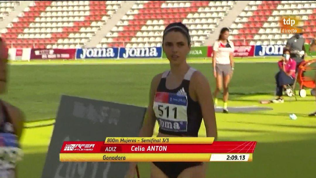 Celia Antón, instantes después de ganar su serie clavando su marca personal en la distancia.
