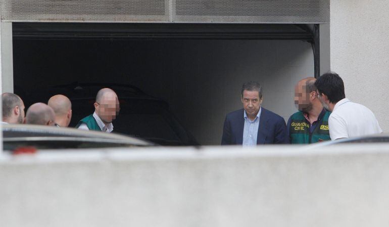 El expresidente de la Generalitat Valenciana y exministro de Trabajo, Eduardo Zaplana (3ºd), a su llegada a su chalé de Benidorm (Alicante) acompañado por agentes de la UCO de la Guardia Civil para un registro en relación con la operación que se sigue contra él y otras personas por presunto blanqueo de capitales.