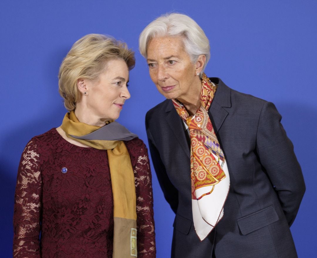 La presidenta de la Comisión Europea, Ursula Von Der Leyen (i), junto a la presidenta del Banco Central Europeo, Christine Lagarde (d), este domingo en Bruselas.