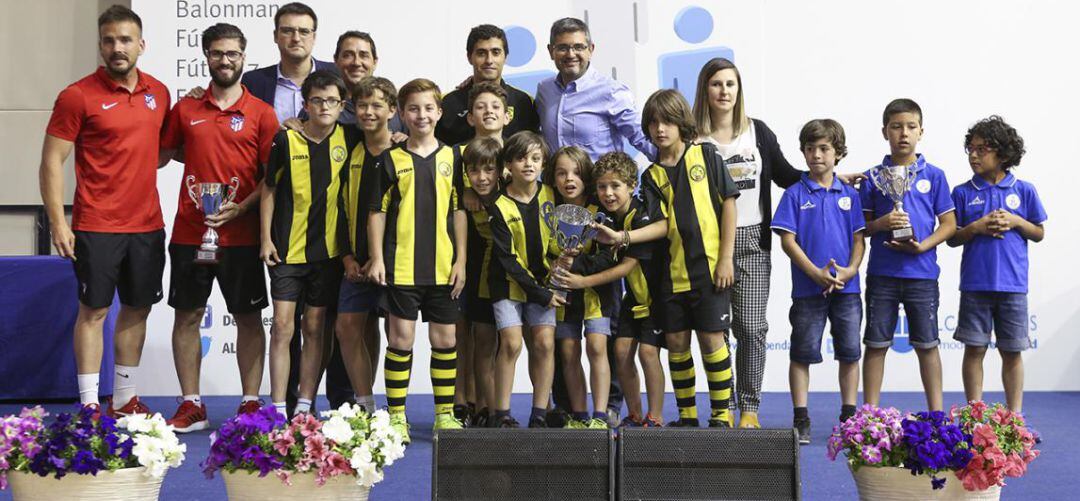 Alcalde y vicealcalde con deportistas locales