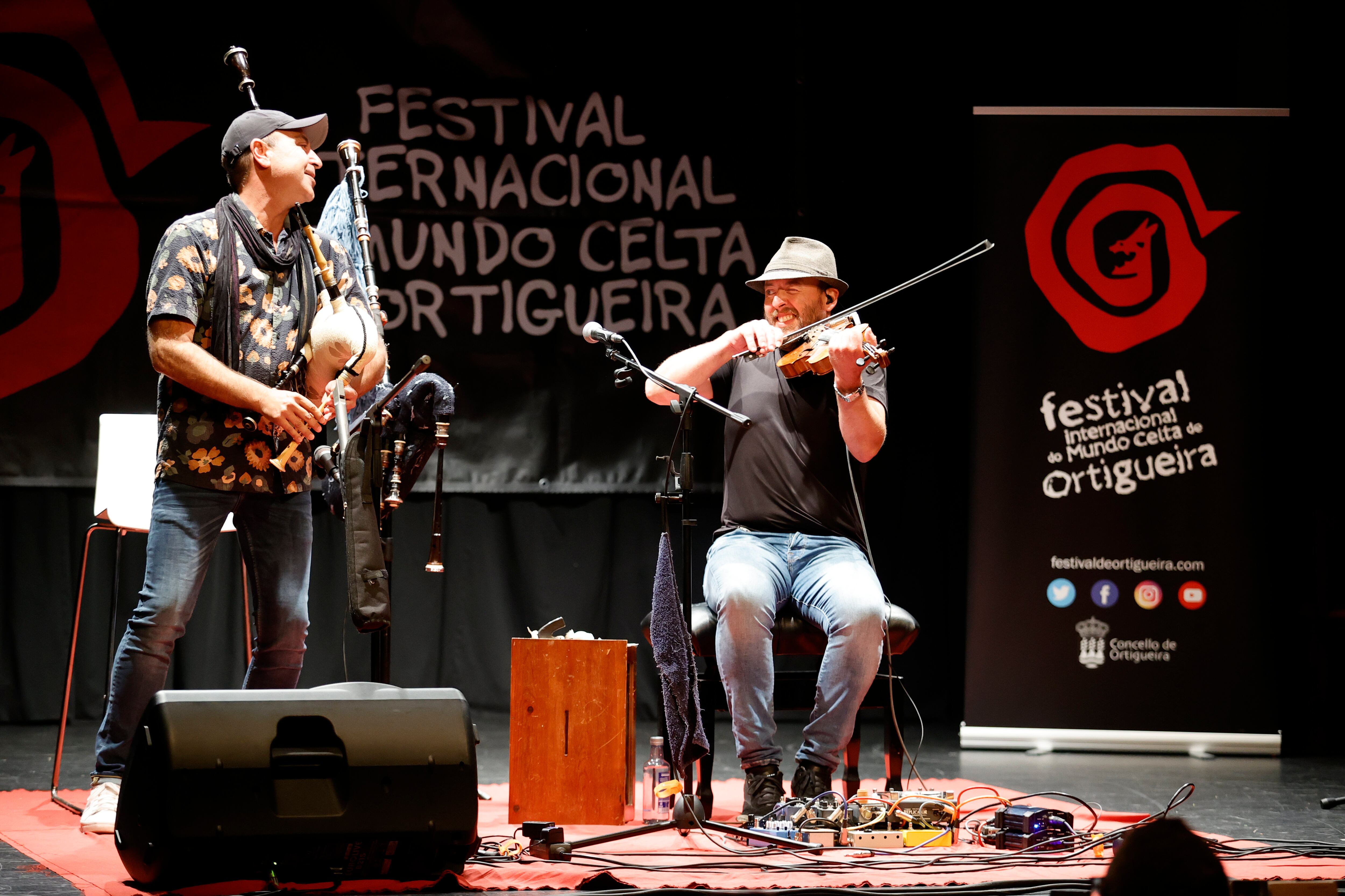 15.07.2023.- Anxo Lorenzo (a la gaita) y Eoghan Neff (violín y percusion), este sábado en el Teatro da Beneficencia de Ortigueira, actuación dentro del programa del Festival Internacional do Mundo Celta con un repertorio experimental que recopila muchas de sus colaboraciones. EFE/ Kiko Delgado.