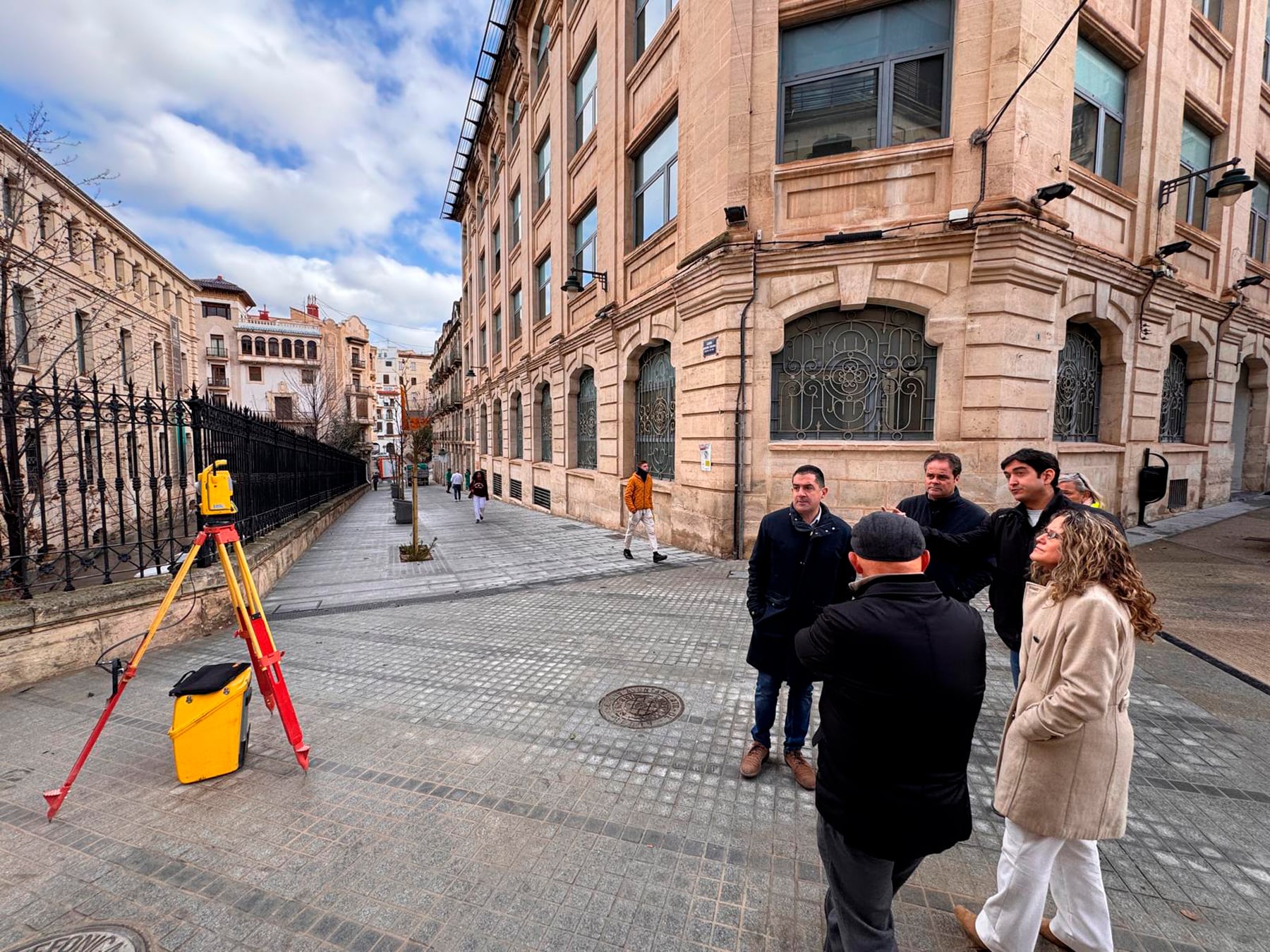 El alcalde Toni Francés y la concejal de Urbanismo, Vanessa Moltó, visitando las obras, junto al arquitecto municipal y otros técnicos