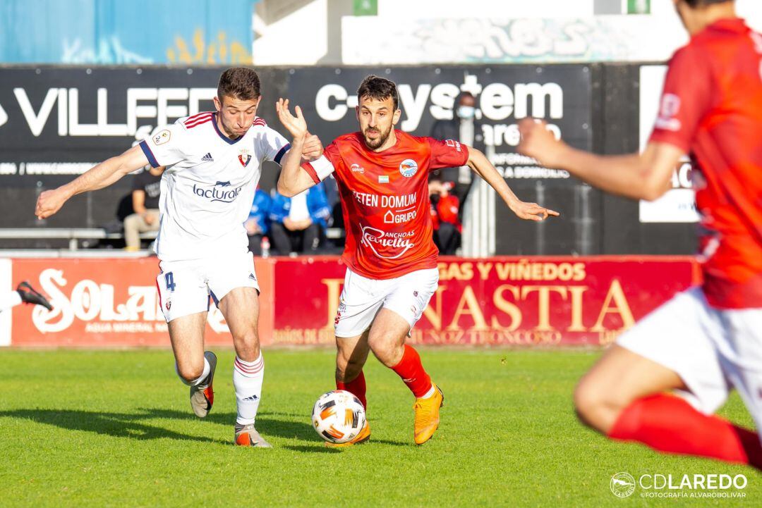 Vinatea en posesión de balón durante el partido contra Osasuna B la pasada campaña