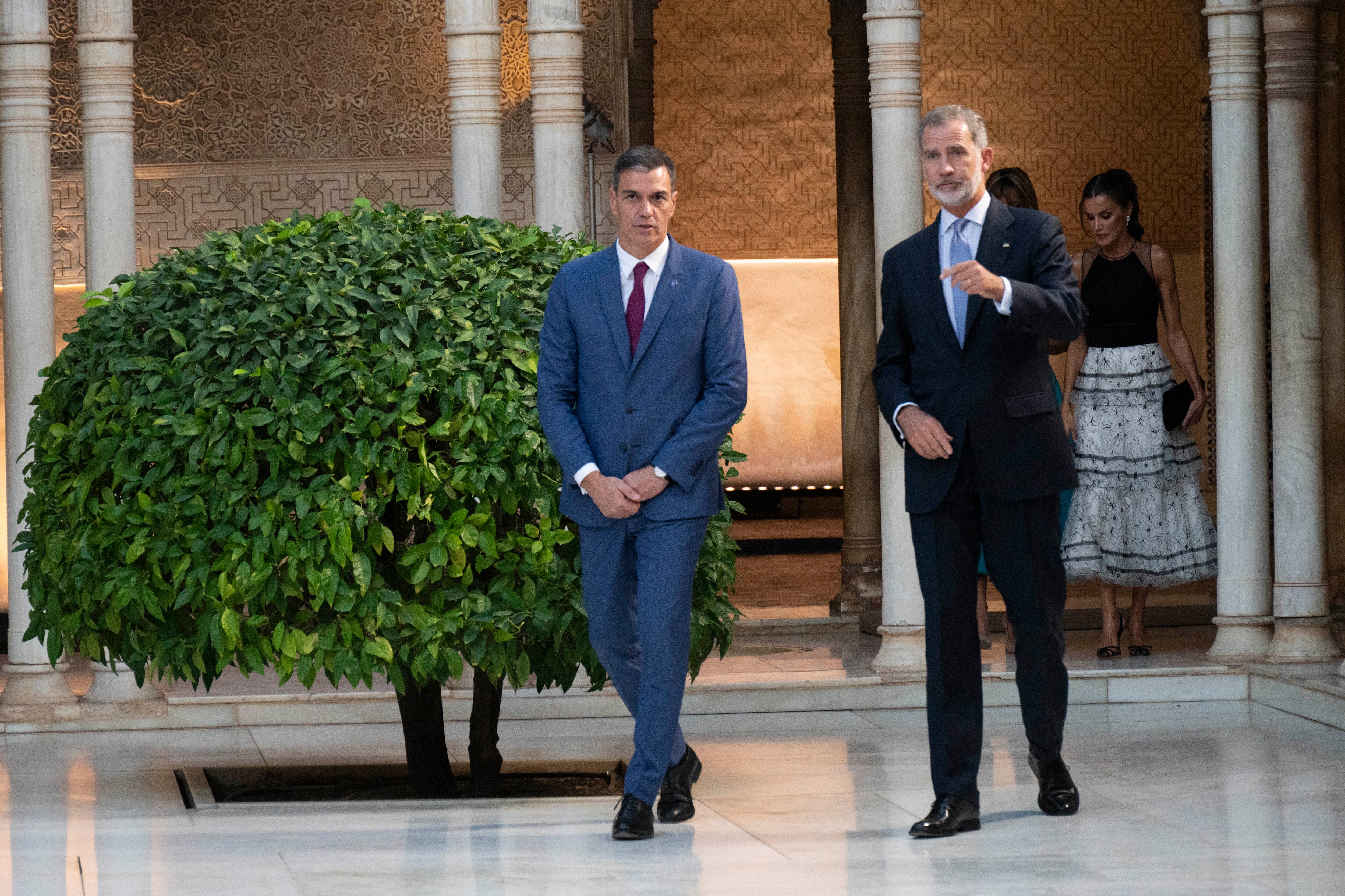 Los Reyes de España, Felipe (2-d) y Letizia (d), reciben al presidente del Gobierno, Pedro Sánchez (i), y su mujer Begoña Gómez (2-i), y al resto de los mandatarios europeos en su visita al Patio de los Leones de la Alhambra dentro de la III Cumbre de la Comunidad Política Europea (CPE), este jueves en Granada