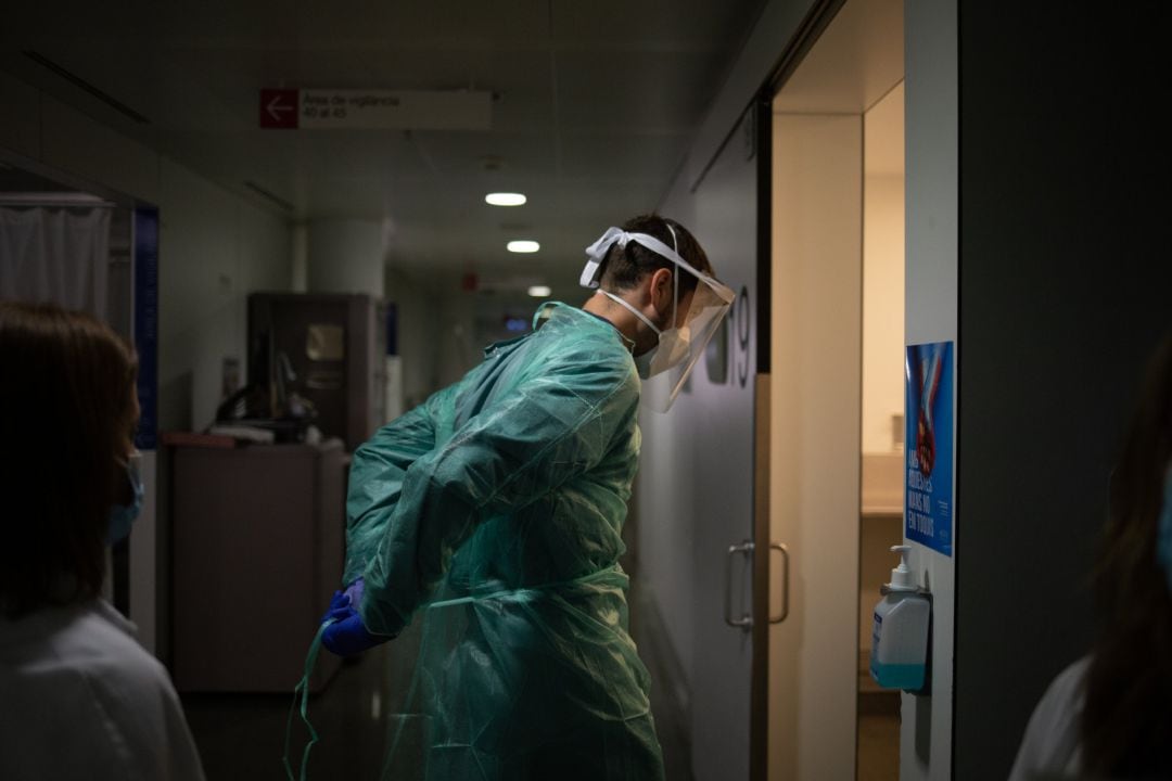 Un médico entra en una habitación de una UCI, en una imagen de archivo