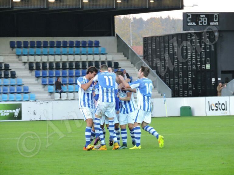 Los jugadores gimnásticos celebrando un gol de la victoria frente al Siete Villas