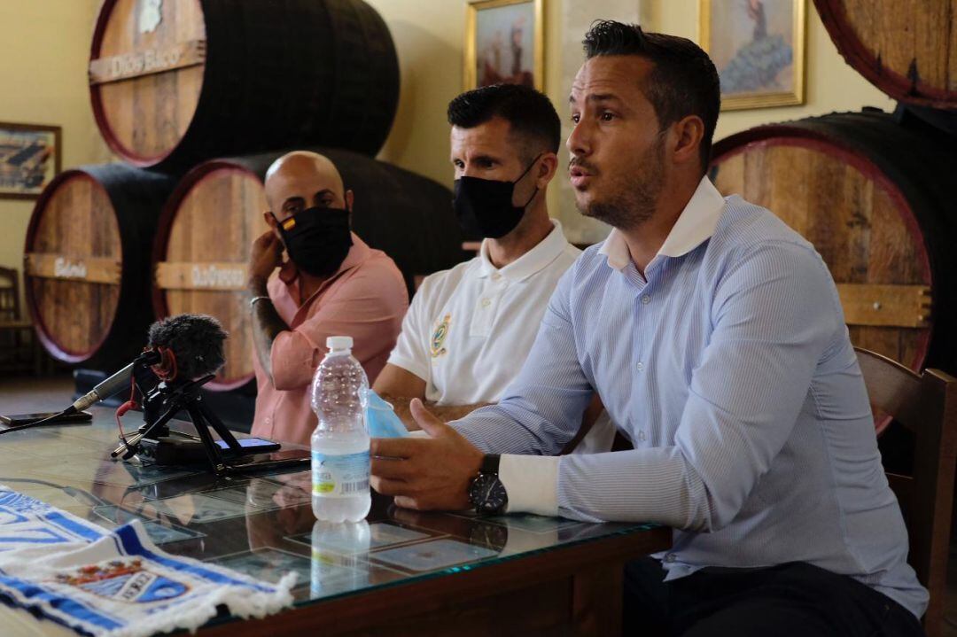 Juan Díaz durante la rueda de prensa en la Bodega Dios Baco 