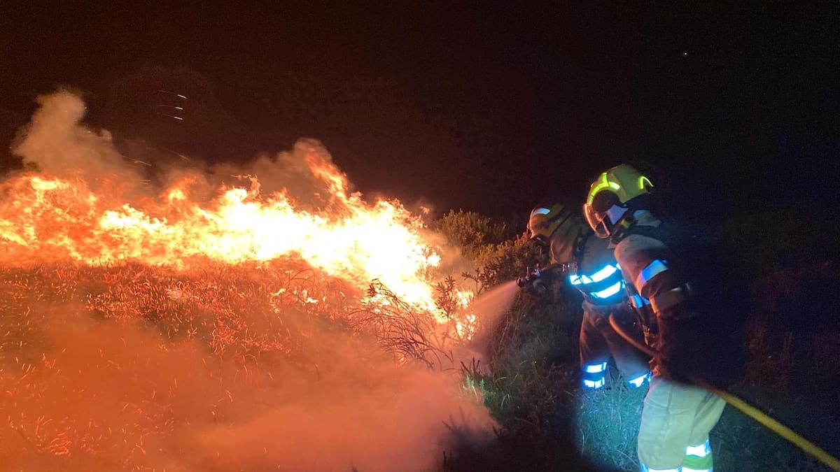 El incendio forestal de Las Caldas en Los Corrales de Buelna mantiene en alerta a Torrelavega