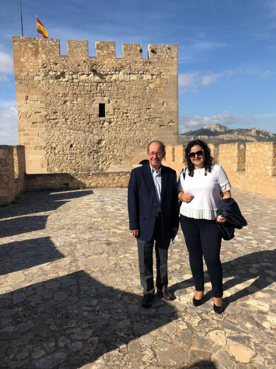 La alcaldesa de Sax en una visita al Castillo