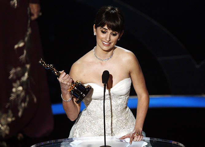 Los ganadores de la 81 edición de los Oscar. Penélope Cruz, al recoger la estatuilla