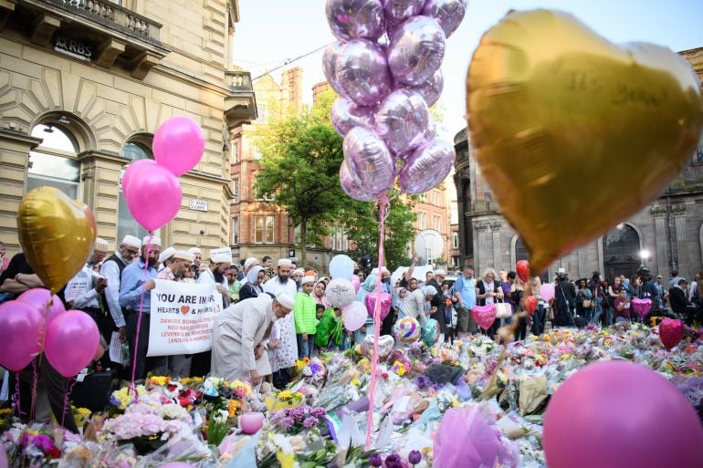 Ofrenda floral en homenaje a las víctimas del atentado de Mánchester.