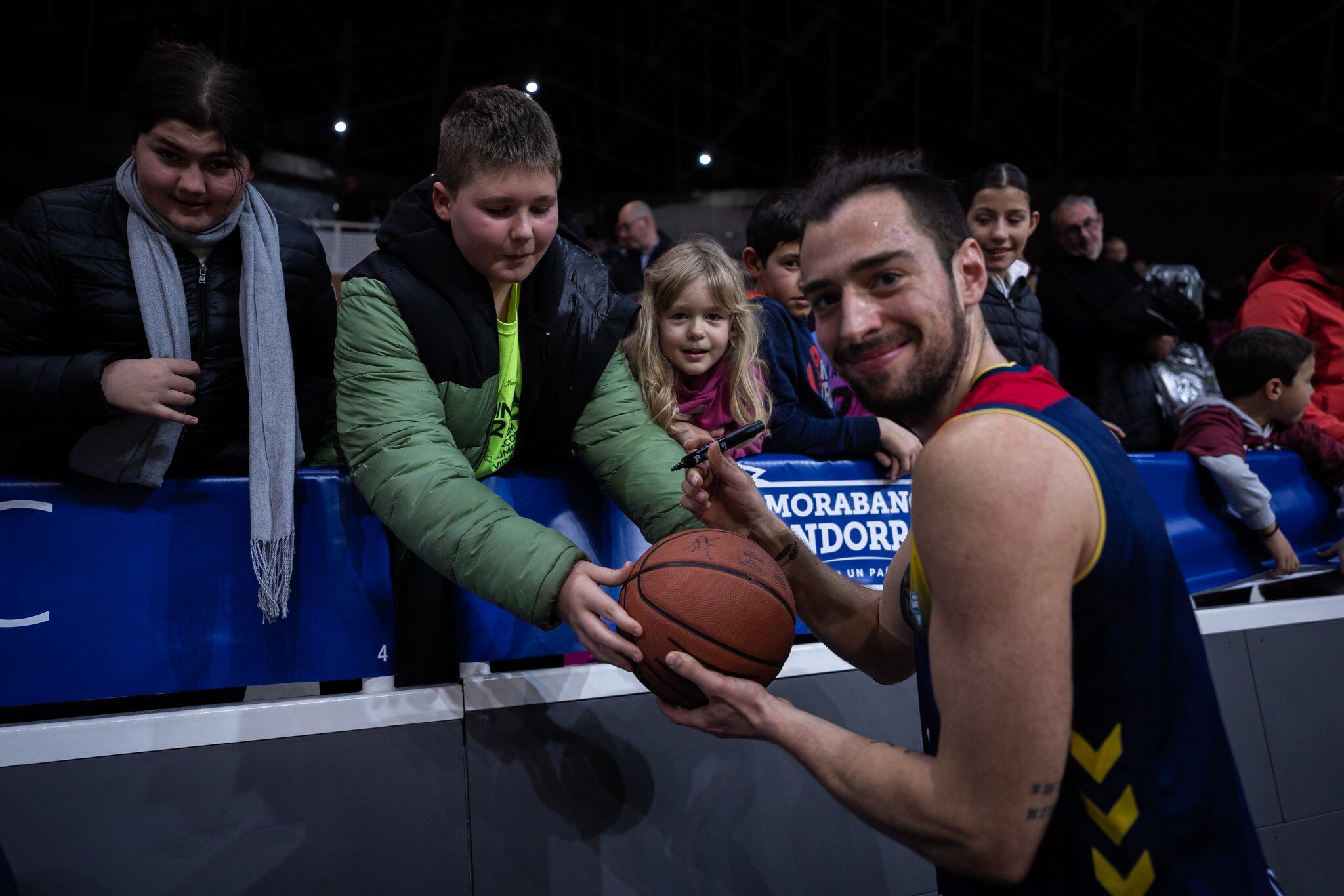 Josep Pérez signant pilotes a la Bombonera. El base valencià no continuarà a la disciplina del MoraBanc Andorra.