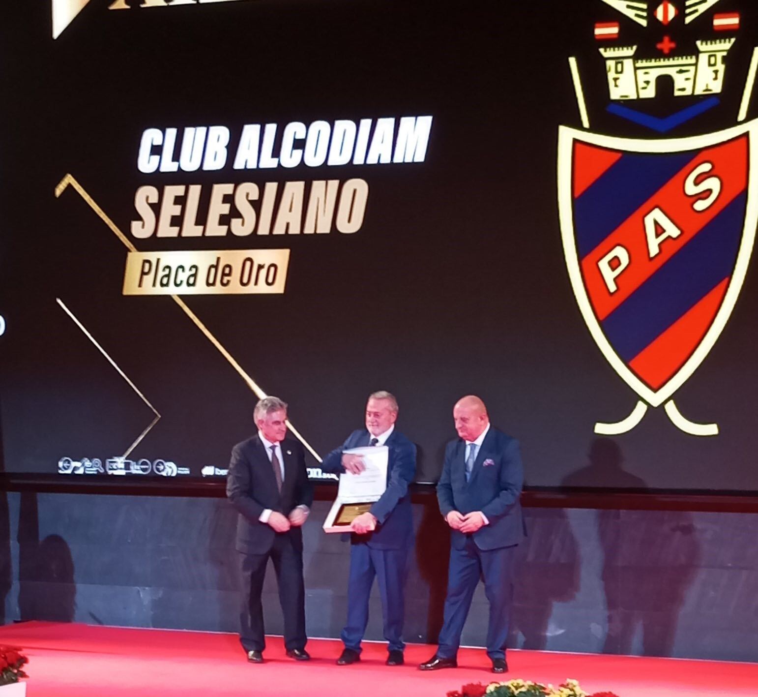 Andrés Hernández recibe el galardón de la FEP