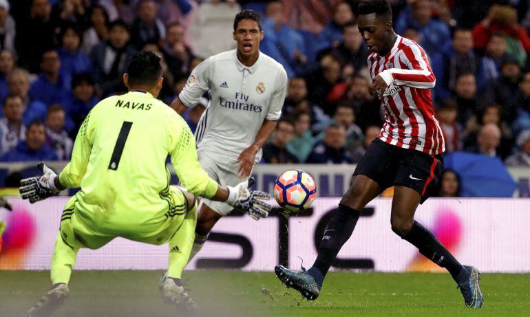 Keylor Navas se enfrenta al disparo de Williams 