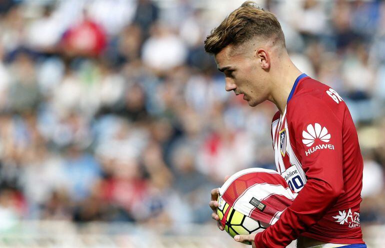 Griezmann, con el balón tras marcar el primer gol de su equipo ante la Real Sociedad