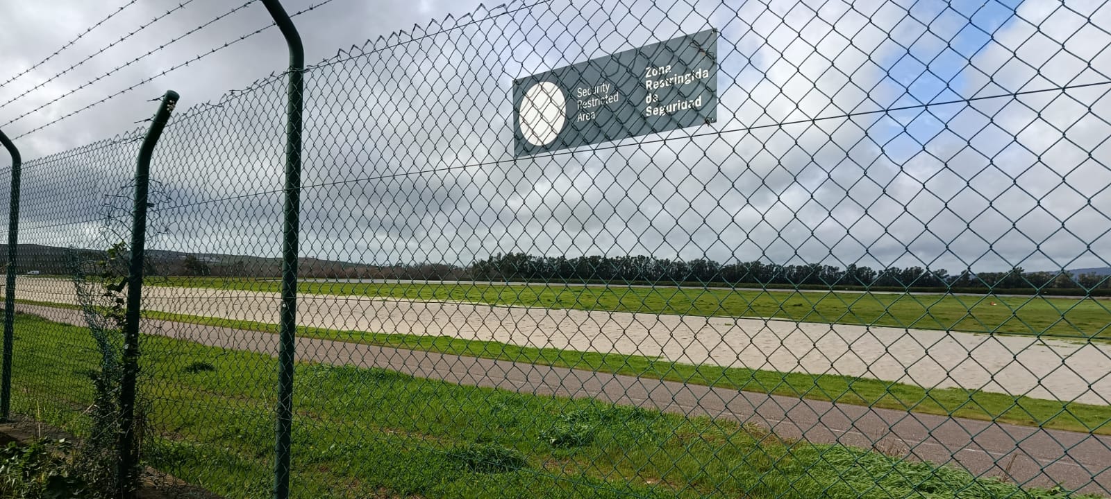 El Río Guadalquivir se desbordó este jueves en el entorno del Aeropuerto de Córdoba y entra en la zona aeroportuaria