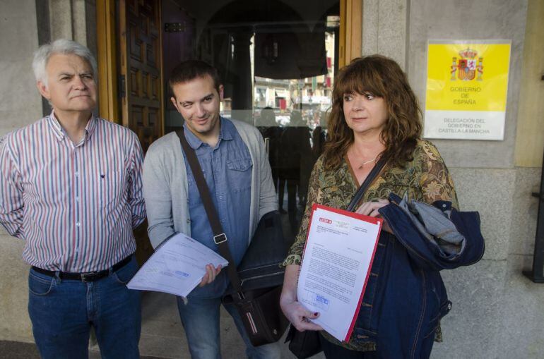 Dirigentes de CC.OO-CLM durante la entrega de las firmas.