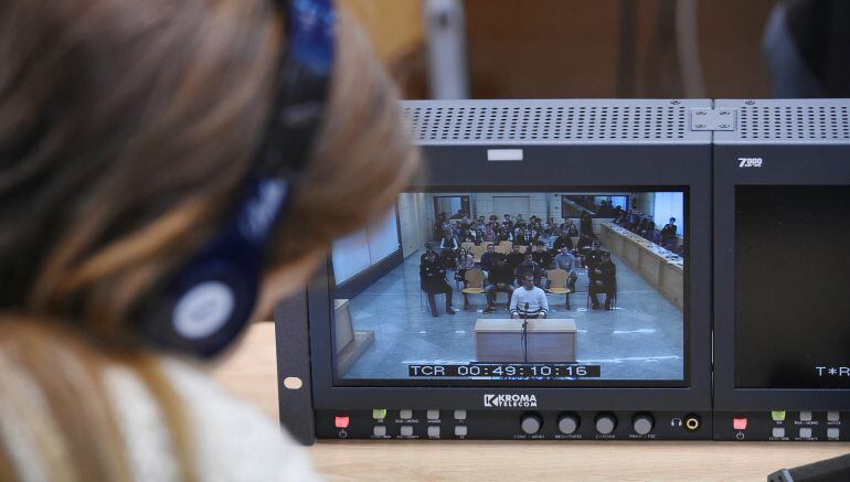 Una periodista sigue el juicio a través de un monitor de la sala de prensa de la Audiencia Nacional de San Fernando de Henares