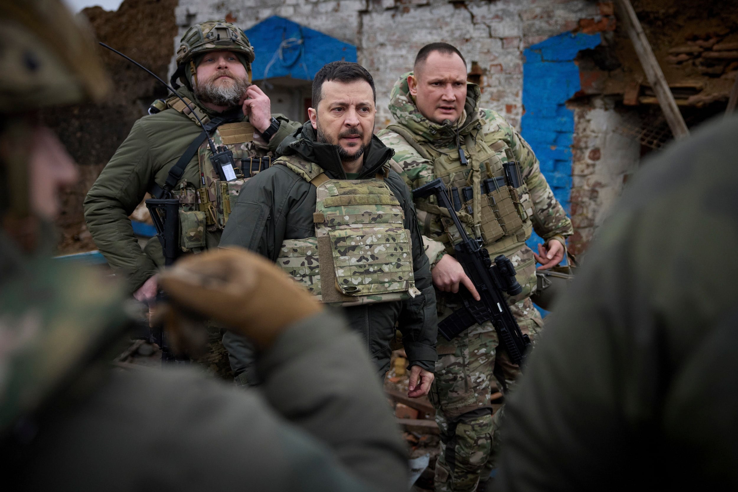 El presidente de Ucrania, Volodymyr Zelenski, durante una visita a posiciones de primera línea cerca de la aldea de Robotyne, región de Zaporizhzhia, sureste de Ucrania, el 04 de febrero de 2024