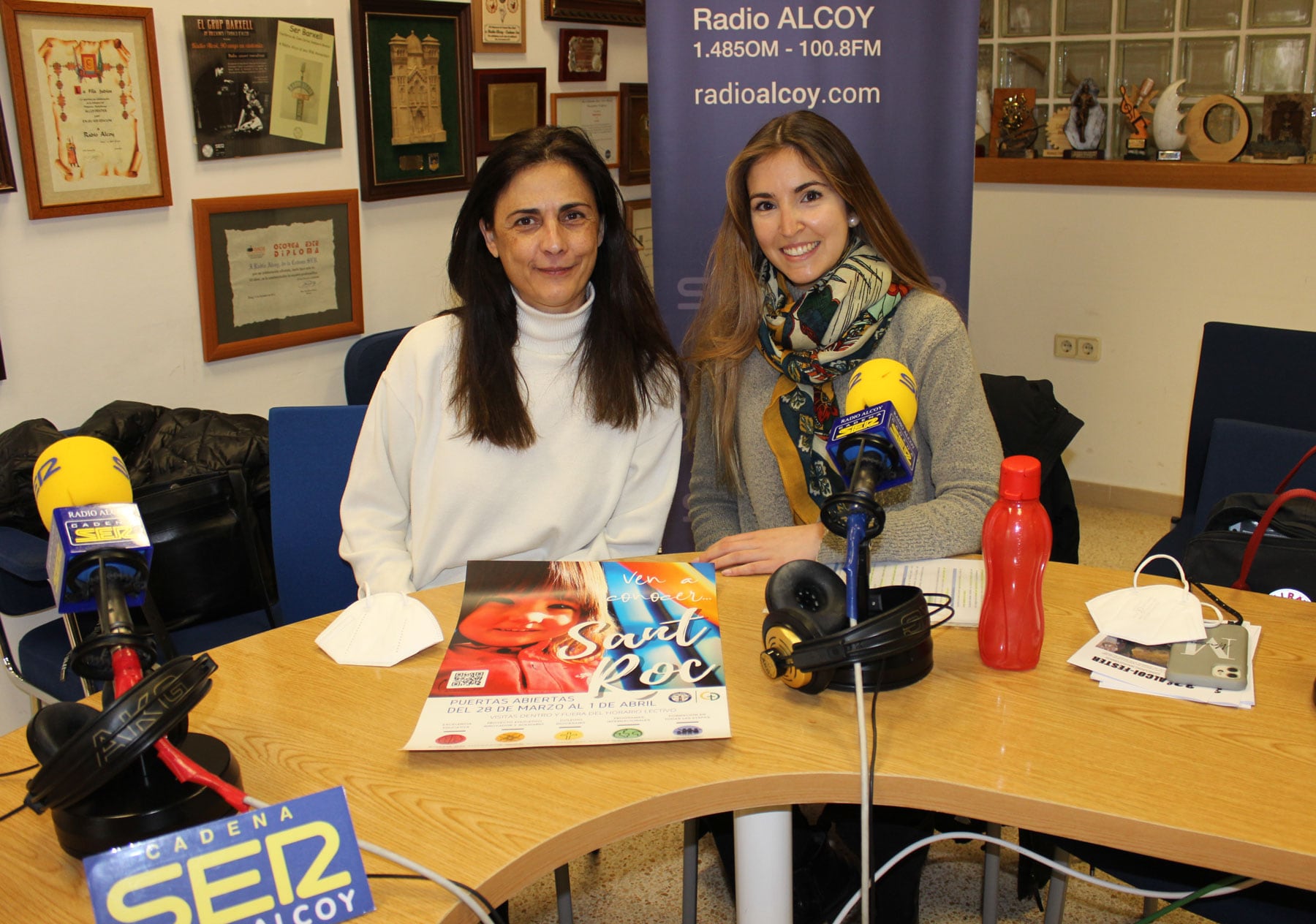 Chelo Mullor y Macu Ribes en el estudio central de Radio Alcoy