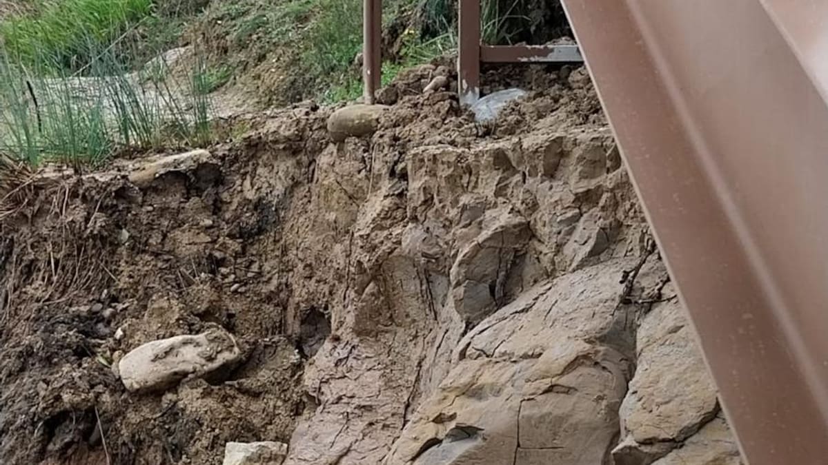 La plataforma Salvar Oyambre alerta del riesgo de accidente en una escalera en esa playa