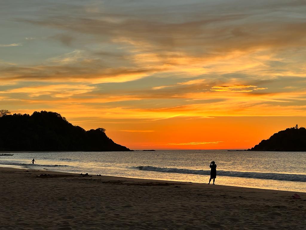 Puesta de sol en una de las playas de El Nido en Filipinas