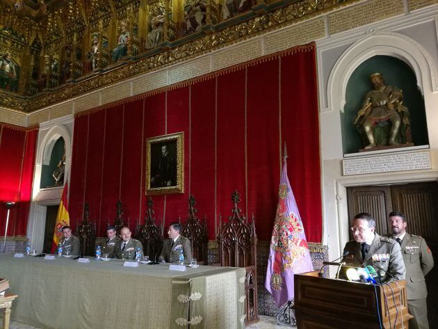 Sanz y Calabria durante la lectura de su discurso de agradecimiento tras recibir el premio Daoiz del arma de artillería