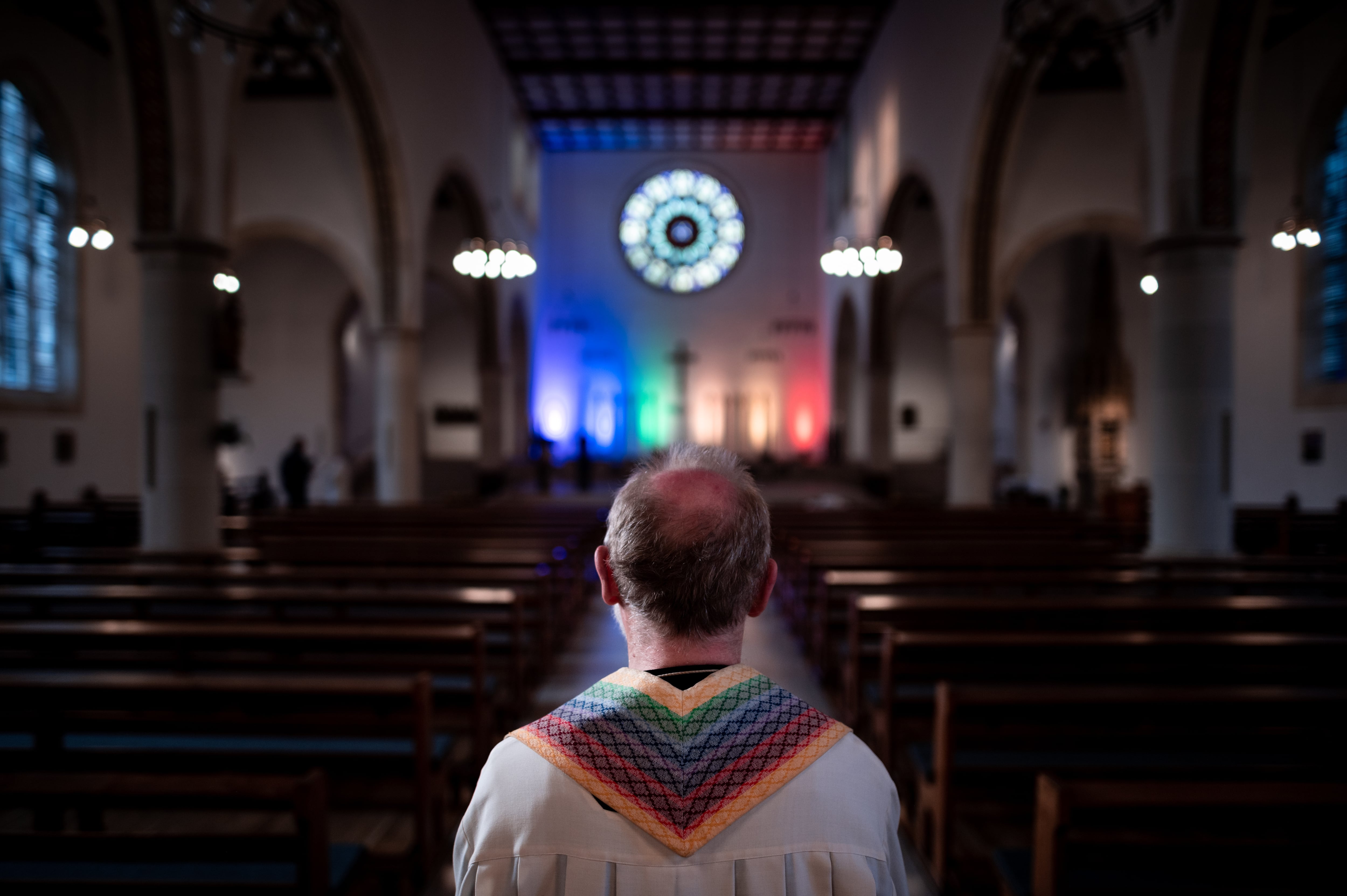 El padre Heinrich con una estola con la bandera arcoiris en la iglesia parroquial de Datteln, Alemania