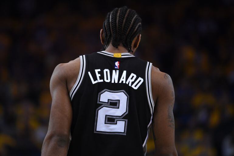 Leonard es traspasado a Toronto Raptors