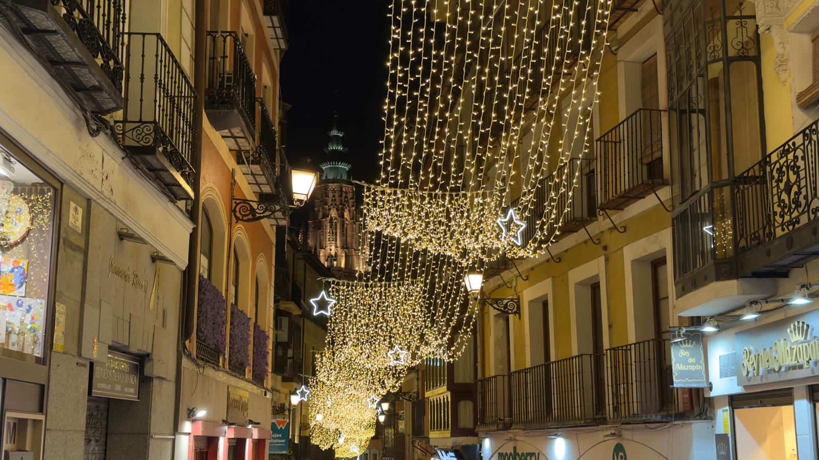 Algunos de los adornos de Navidad instalados en Toledo
