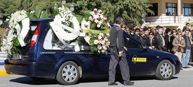 Vista del coche fúnebre que traslada los restos mortales del menor de 6 años que fue atropellado por una carroza de la cabalgata de los Reyes Magos minutos después de que hubiera comenzado su recorrido. EFE/Jorge Zapata.