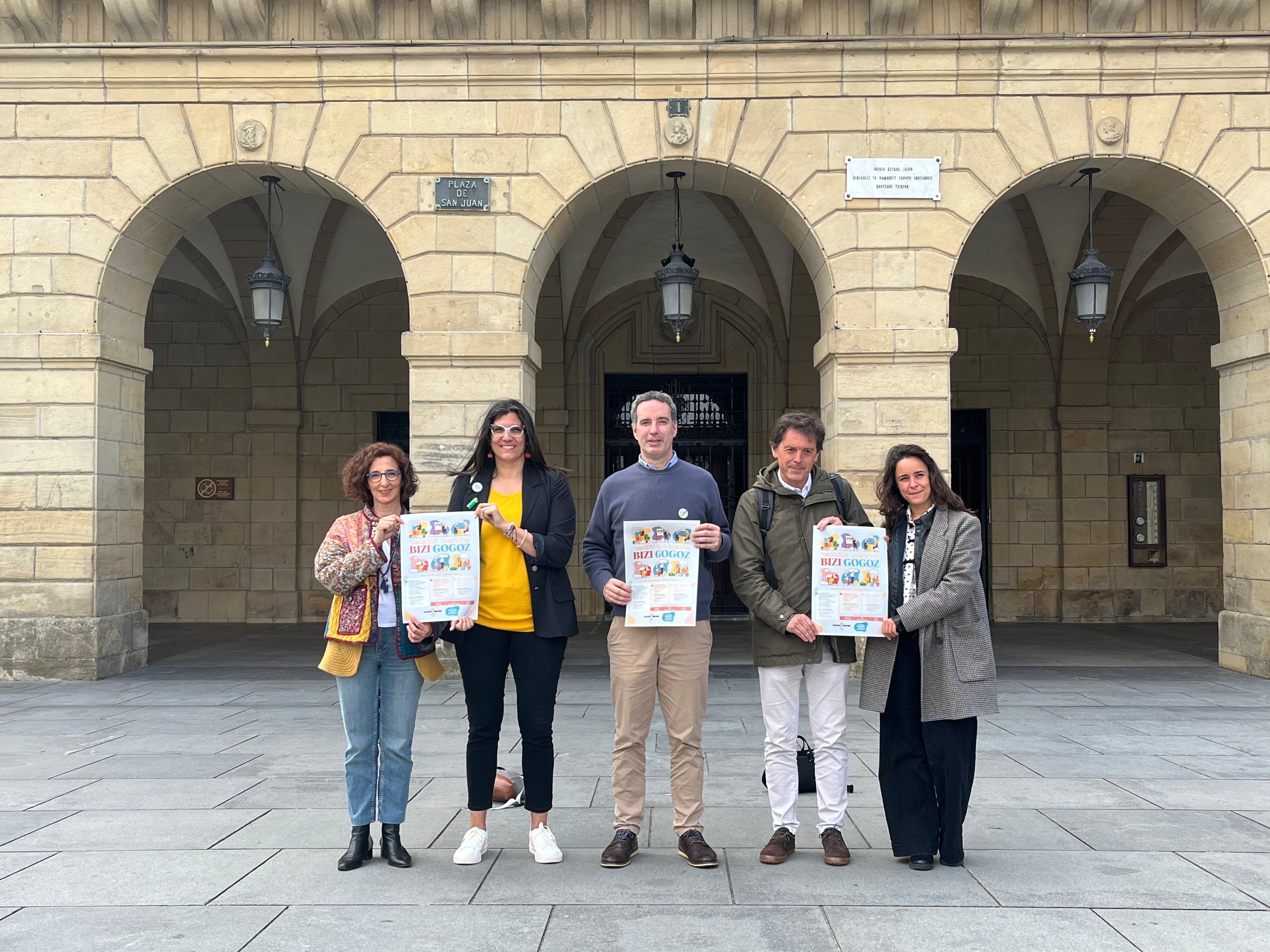 La responsable del Servicio de Atención Primaria en Ayuntamiento de Irun Natalia Pérez, la escritora Itziar Sistiaga, el Delegado de Bienestar Social Josu Iguiñiz junto al pianista Xabier Lizaso y la sexóloga Raquel Calvo.