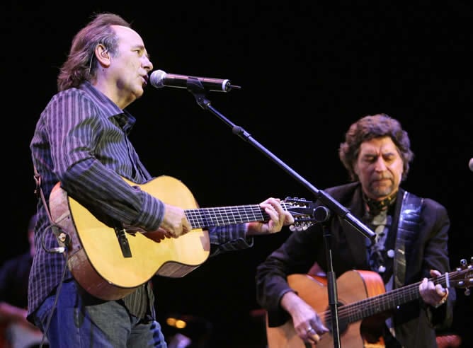 Joan Manel Serrat y Joaquín Sabina durante el concierto de su gira &#039;Dos pájaros de un tiro&#039;, en 2007