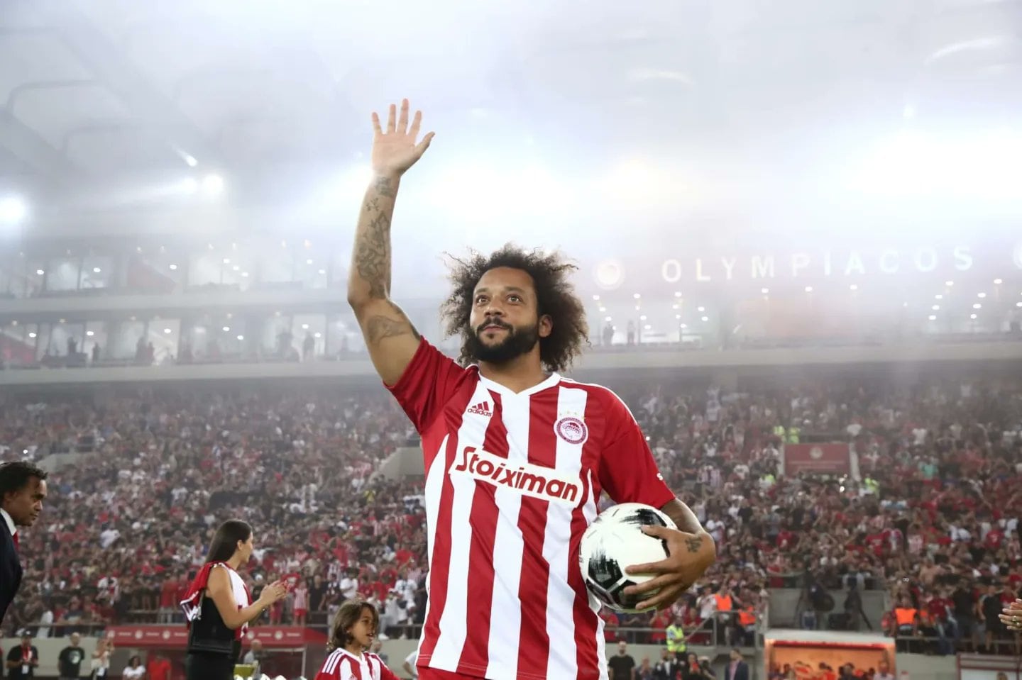 Marcelo saluda a la afición en su presentación. Fuente: Twitter del Olympiacos.