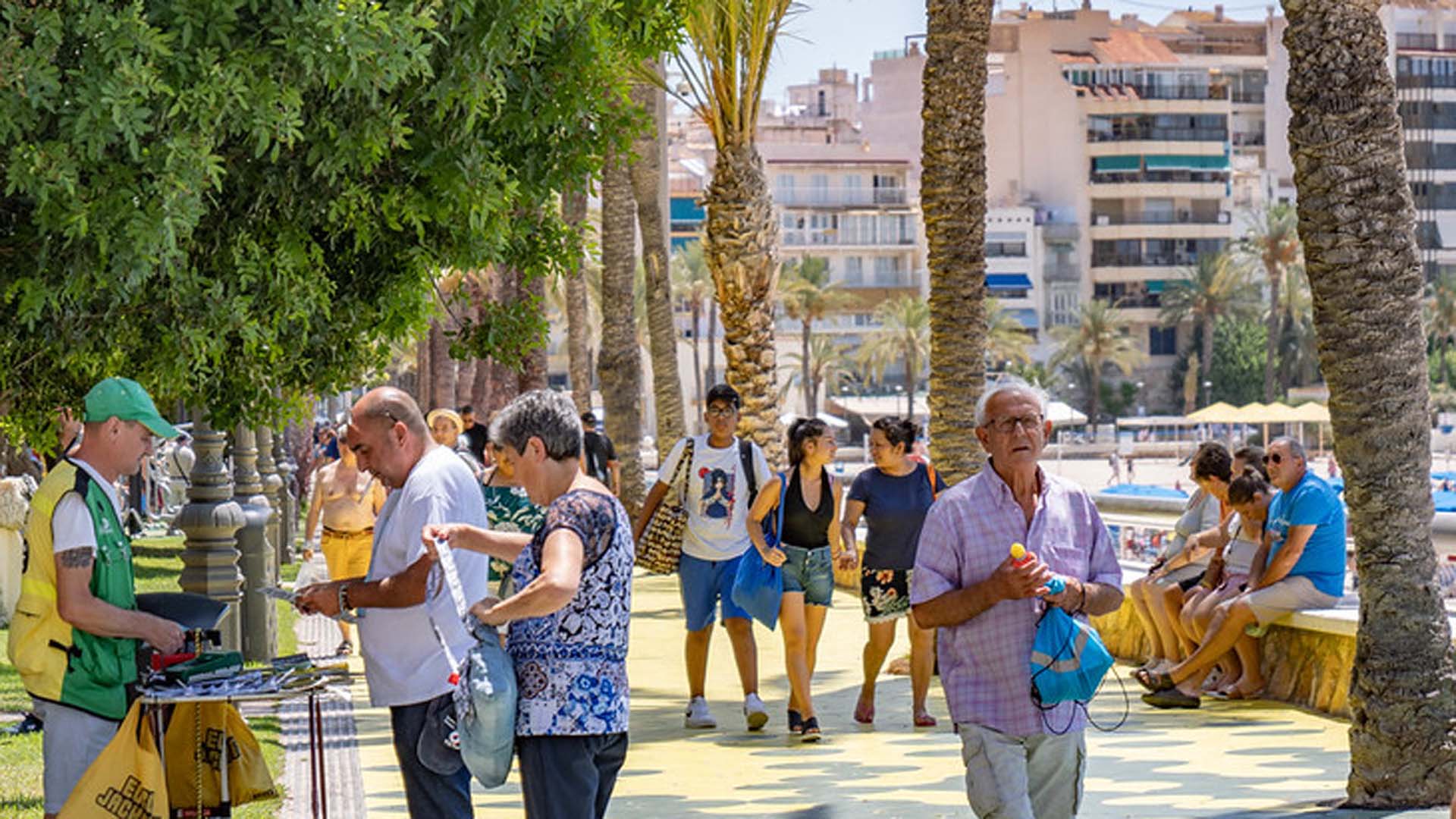 Un jubilado pasea por el Parque de Elche / Benidorm