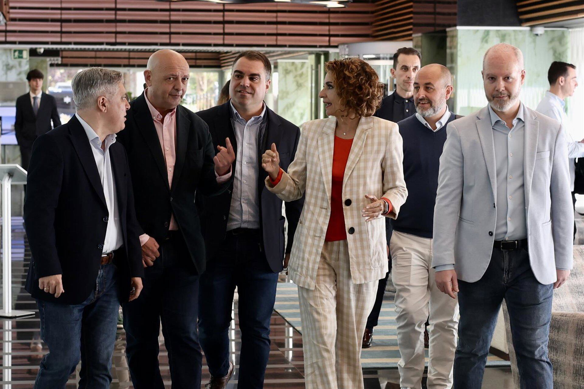 La secretaria general del PSOE-A y candidata a la Presidencia de la Junta de Andalucía, María Jesús Montero, junto al candidato número 1 por Cádiz, Juan Cornejo