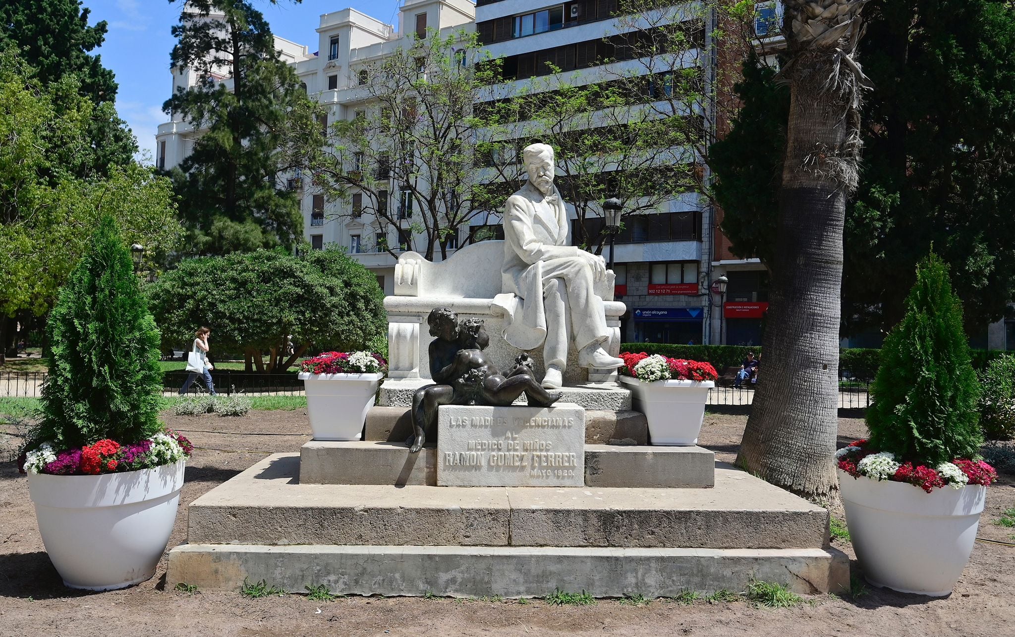 Estatua al médico valenciano Ramón Gómez Ferrer, en València