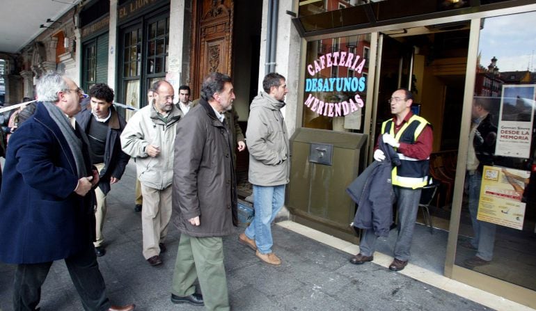 Varias autoridades, entre ellas el exdelegado del Gobierno, Miguel Alejo, y el ex alcalde de Valladolid, Javier León, acceden a la cafetería La Banque