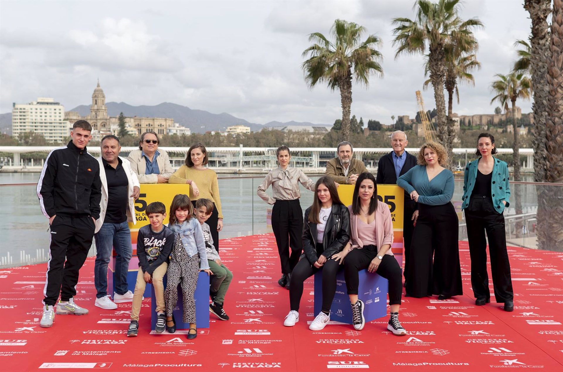 La directora, Carla Simón (4I), posa con el equipo y reparto de la película &#039;Alcarras&#039; en el 25 Festival de Málaga, a 19 de marzo de 2022, en Málaga, Andalucía (España)