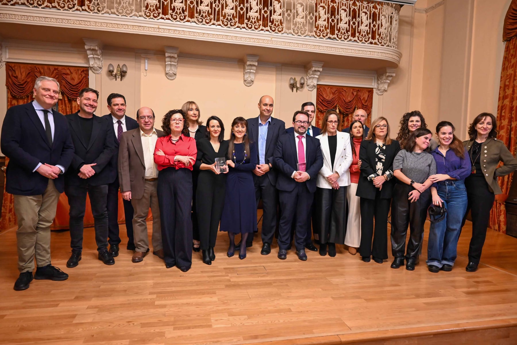 Foto de familia de los galardonados y las autoridades presentes