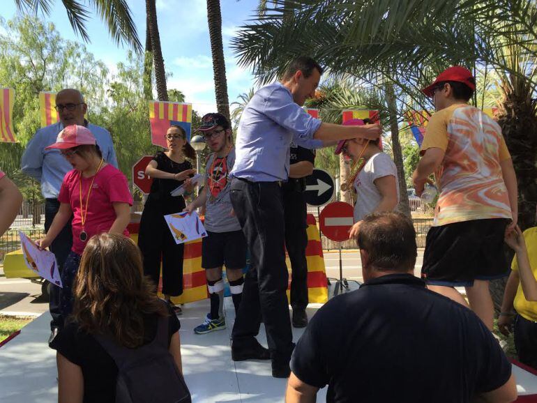 El alcalde y el concejal de Policía entregan las medallas y diplomas