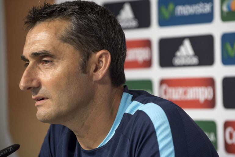 GRA236. BILBAO, 13/08/2015.- El entrenador del Athletic Club, Ernesto Valverde, durante la rueda de prensa hoy en la víspera del partido de ida de la Supercopa de España que les enfrenta mañana al Barcelona en San Mamés. EFE/MIGUEL TOÑA