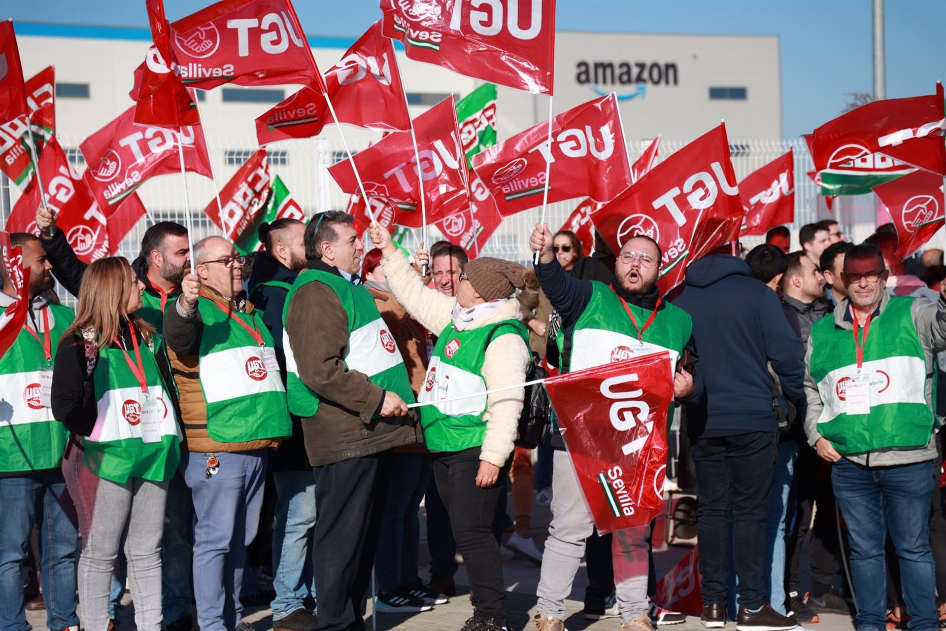 La plantilla de Amazon en Dos Hermanas (Sevilla) se concentra a las puertas del centro logístico de Amazon de la Carretera de la Isla. A 18 de diciembre de 2023, en Dos Hermanas, Sevilla (Andalucía, España). La plantilla de Amazon en Sevilla ha comenzado una huelga indefinida este lunes para exigir mejores salarios.