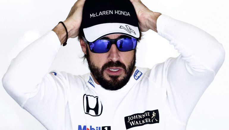 El piloto español, en el garaje de McLaren-Honda durante el GP de China.